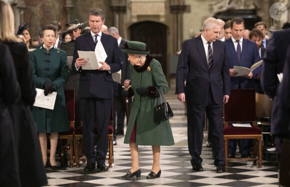 La reine Elizabeth II arrive à la cérémonie hommage au prince Philip, organisée à l'abbaye de Westminster à Londres, le 29 mars 2022. Elle est aidée de son fils le prince Andrew.