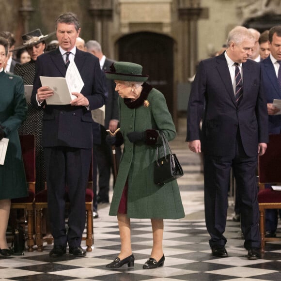 La reine Elizabeth II arrive à la cérémonie hommage au prince Philip, organisée à l'abbaye de Westminster à Londres, le 29 mars 2022. Elle est aidée de son fils le prince Andrew.