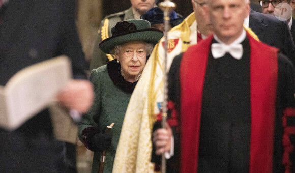 La reine Elizabeth II arrive à la cérémonie hommage au prince Philip, organisée à l'abbaye de Westminster à Londres. Elle est aidée de son fils le prince Andrew.
