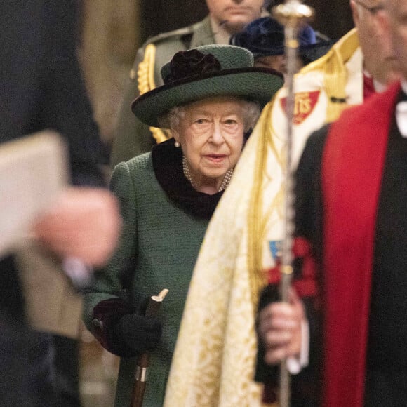La reine Elizabeth II arrive à la cérémonie hommage au prince Philip, organisée à l'abbaye de Westminster à Londres. Elle est aidée de son fils le prince Andrew.