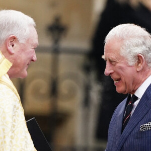 Le prince Charles et son épouse Camilla à la cérémonie hommage au prince Philip, organisée à l'abbaye de Westminster à Londres, le 29 mars 2022. Elle est aidée de son fils le prince Andrew. 