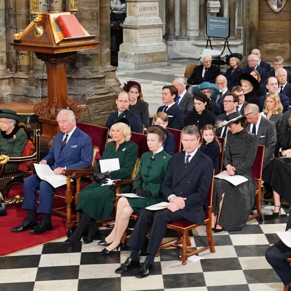 La reine Elisabeth II d'Angleterre, Le prince Charles, prince de Galles, et Camilla Parker Bowles, duchesse de Cornouailles, La princesse Anne et son mari Timothy Laurence. Au deuxième rang, Le prince William, duc de Cambridge, et Catherine (Kate) Middleton, duchesse de Cambridge, Le prince George de Cambridge, La princesse Charlotte de Cambridge - Service d'action de grâce en hommage au prince Philip, duc d'Edimbourg, à l'abbaye de Westminster à Londres, le 29 mars 2022. Le prince Philip, duc d'Edimbourg, est décédé Le 9 avril 2021.