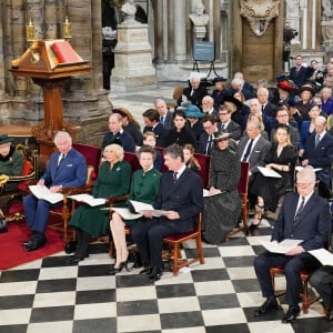 La reine Elisabeth II d'Angleterre, Le prince Charles, prince de Galles, et Camilla Parker Bowles, duchesse de Cornouailles, La princesse Anne et son mari Timothy Laurence. Au deuxième rang, Le prince William, duc de Cambridge, et Catherine (Kate) Middleton, duchesse de Cambridge, Le prince George de Cambridge, La princesse Charlotte de Cambridge - Service d'action de grâce en hommage au prince Philip, duc d'Edimbourg, à l'abbaye de Westminster à Londres, le 29 mars 2022. Le prince Philip, duc d'Edimbourg, est décédé Le 9 avril 2021.