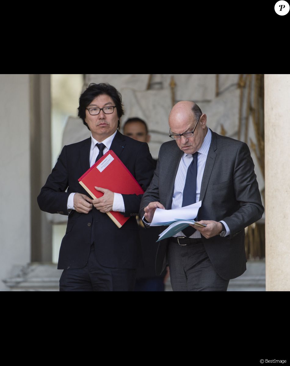 Jean-Vincent Placé, secrétaire d'Etat chargé de la réforme de l'Etat et de la simplification et Jean-Marie Le Guen, secrétaire d'Etat chargé du développement et de la francophonie - Sorties du conseil des ministres au palais de l'Elysée à Paris. © Pierre Pérusseau