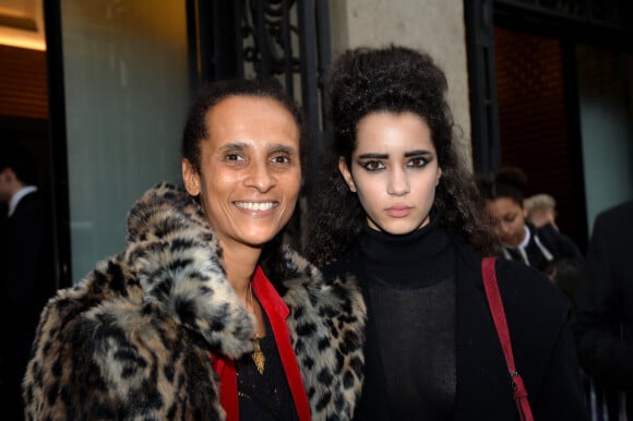 Karine Silla et sa fille Roxane Depardieu - Sorties du défilé Haute Couture Jean Paul Gaultier Printemps-Eté 2016 à Paris, le 27 janvier 2016. © CVS-Veeren/Bestimage 
