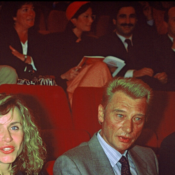 Gérard Depardieu, sa femme Elisabeth et Johnny Hallyday au théâtre à Paris en 1986 