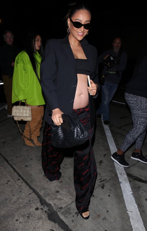 Shay Mitchell, enceinte, sort du restaurant Craig à West Hollywood avec une tenue qui ne cache rien de son baby bump le 29 mars 2022. 