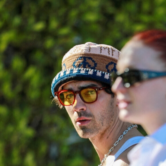 Joe Jonas et sa femme Sophie Turner, enceinte se promènent dans les rues de Beverly Hills le 26 mars 2022. 