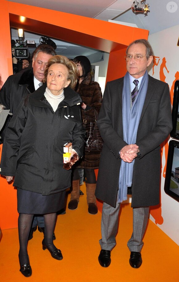 Bernadette Chirac et Bertrand Delanoë lors de l'inauguration du Train Expo pour les Pièces Jaunes à la Gare du Nord à Paris le 20 janvier 2010