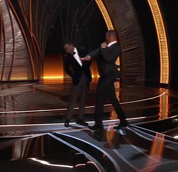 Will Smith frappe Chris Rock sur la scène des Oscars, le 27 mars 2022.