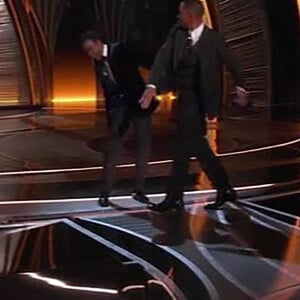 Will Smith frappe Chris Rock sur la scène des Oscars, le 27 mars 2022.