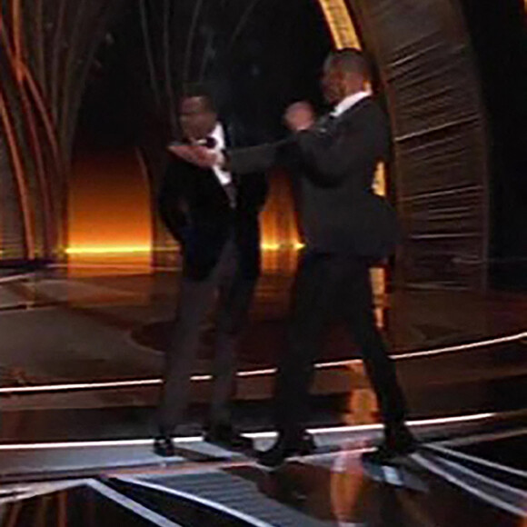 Will Smith frappe Chris Rock sur la scène des Oscars, le 27 mars 2022.