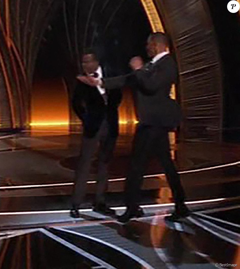 Will Smith frappe Chris Rock sur la scène des Oscars, le ...