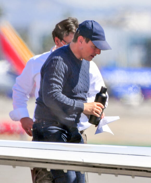 Tom Cruise pilote son propre avion avant de descendre dans les rues sur sa moto à Los Angeles, le 13 octobre 2021.