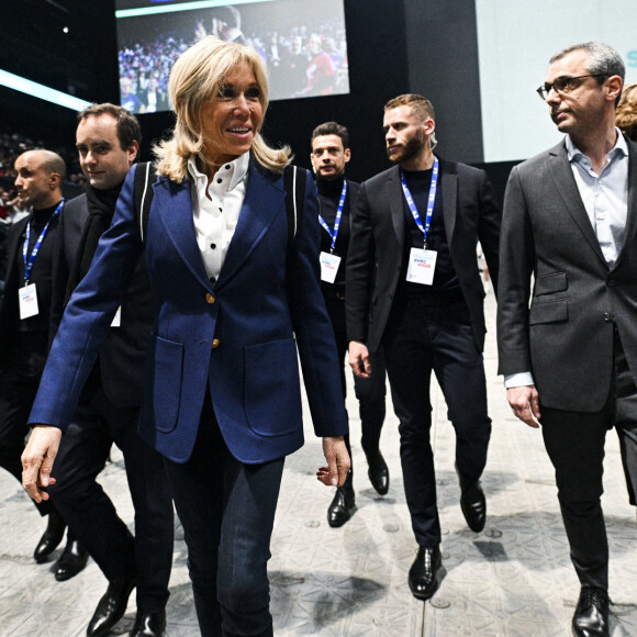 La première dame Brigitte Macron - Le président de la République française et candidat du parti centriste La République en marche (LREM) à la réélection a effectué son premier grand meeting de campagne de la Défense Arena à Nanterre, France, le 2 Avril 2022