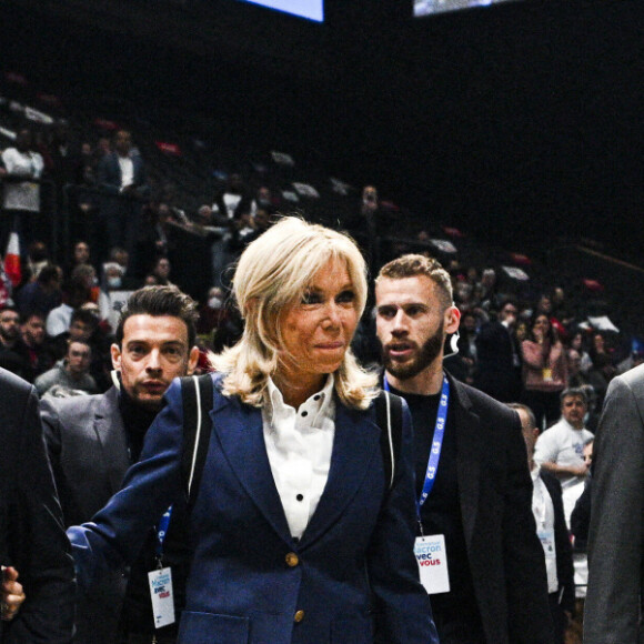 La première dame Brigitte Macron - Le président de la République française et candidat du parti centriste La République en marche (LREM) à la réélection a effectué son premier grand meeting de campagne de la Défense Arena à Nanterre, France, le 2 Avril 2022