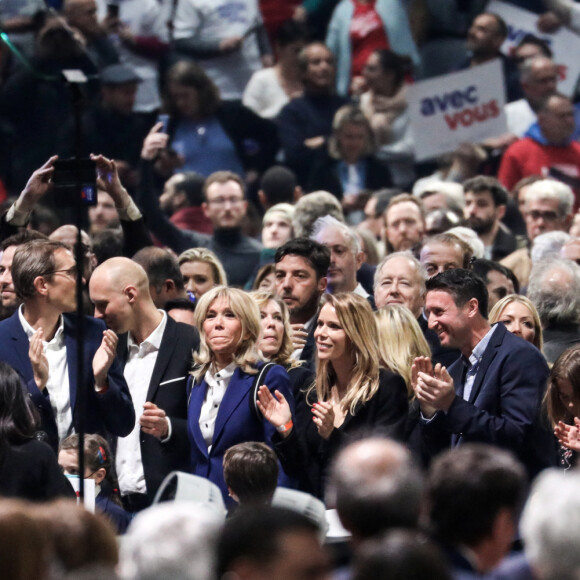 La première dame, Brigitte Macron accompagné de Tiphaine Auzière - Le président de la République française et candidat du parti centriste La République en marche (LREM) à la réélection, a effectué son premier grand meeting de campagne au Paris le Défense Arena à Nanterre, France, le 2 Avril 2022.