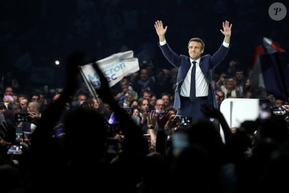 Le président de la République française et candidat du parti centriste La République en marche (LREM) à la réélection, Emmanuel Macron a effectué son premier grand meeting de campagne à la Défense Arena à Nanterre, France, le 2 Avril 2022