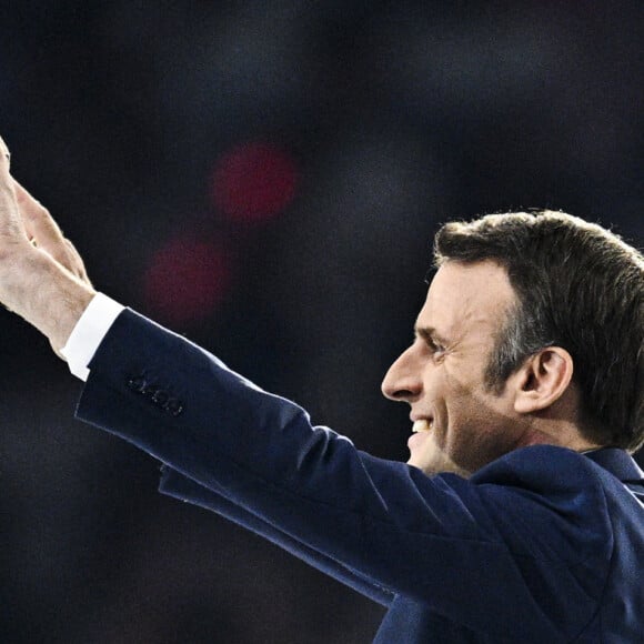 Le président de la République française et candidat du parti centriste La République en marche (LREM) à la réélection, Emmanuel Macron a effectué son premier grand meeting de campagne à la Défense Arena à Nanterre, France, le 2 avril 2022