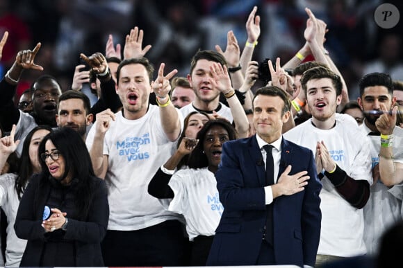 Le président de la République française et candidat du parti centriste La République en marche (LREM) à la réélection, Emmanuel Macron a effectué son premier grand meeting de campagne à la Défense Arena à Nanterre, France, le 2 avril 2022