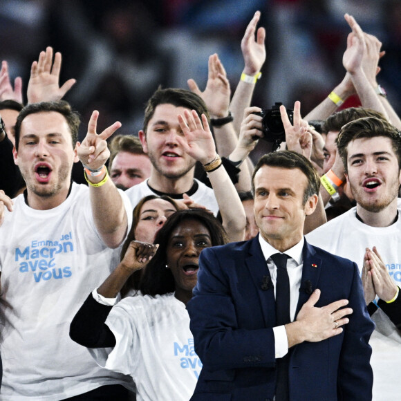 Le président de la République française et candidat du parti centriste La République en marche (LREM) à la réélection, Emmanuel Macron a effectué son premier grand meeting de campagne à la Défense Arena à Nanterre, France, le 2 avril 2022