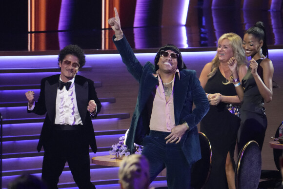 Bruno Mars et Anderson .Paak de Silk Sonic recoivent le prix de l'enregistrement de l'année aux Grammy Awards, le 3 avril 2022 à Las Vegas. Photo by Robert Hanashiro-USA Today/SPUS/ABACAPRESS.COM