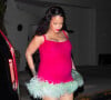 Exclusif - Rihanna, enceinte, porte une mini-robe rose vif avec des détails en fausse fourrure verte pour aller dîner chez Giorgio Baldi à Santa Monica, Los Angeles, Californie, Etats-Unis