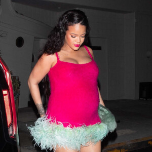 Exclusif - Rihanna, enceinte, porte une mini-robe rose vif avec des détails en fausse fourrure verte pour aller dîner chez Giorgio Baldi à Santa Monica, Los Angeles, Californie, Etats-Unis