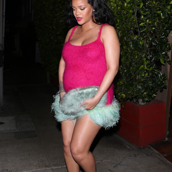 Exclusif - Rihanna, enceinte, porte une mini-robe rose vif avec des détails en fausse fourrure verte pour aller dîner chez Giorgio Baldi à Santa Monica, Los Angeles, Californie, Etats-Unis, le 2 avril 2022. 