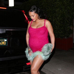Exclusif - Rihanna, enceinte, porte une mini-robe rose vif avec des détails en fausse fourrure verte pour aller dîner chez Giorgio Baldi à Santa Monica, Los Angeles, Californie, Etats-Unis, le 2 avril 2022.
