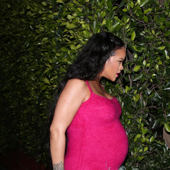 Exclusif - Rihanna, enceinte, porte une mini-robe rose vif avec des détails en fausse fourrure verte pour aller dîner chez Giorgio Baldi à Santa Monica, Los Angeles, Californie, Etats-Unis, le 2 avril 2022. 