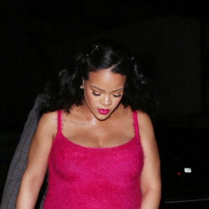 Exclusif - Rihanna, enceinte, porte une mini-robe rose vif avec des détails en fausse fourrure verte pour aller dîner chez Giorgio Baldi à Santa Monica, Los Angeles, Californie, Etats-Unis, le 2 avril 2022. 