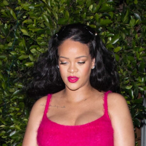 Exclusif - Rihanna, enceinte, porte une mini-robe rose vif avec des détails en fausse fourrure verte pour aller dîner chez Giorgio Baldi à Santa Monica, Los Angeles, Californie, Etats-Unis, le 2 avril 2022. 