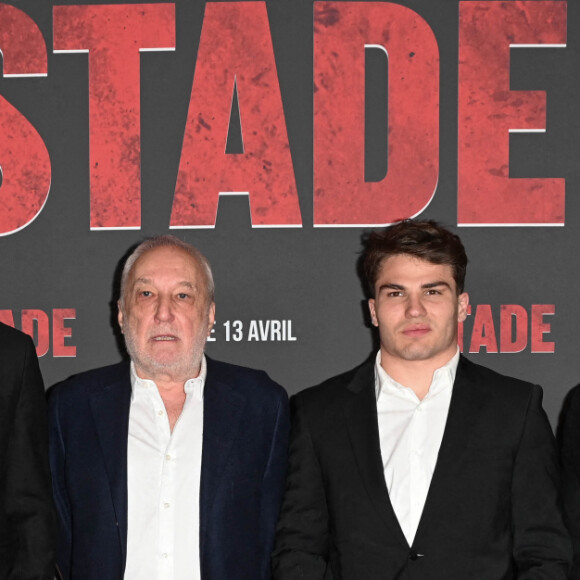 Ugo Mola, Romain Ntamack, François Berléand, Antoine Dupont, Didier Lacroix - Photocall de l'avant-première du film "Stade" au Grand Rex à Paris le 4 avril 2022. Le 13 avril sortira le film "Le Stade", le film sur le Stade Toulousain. Une immersion cinématographique inédite retraçant la saison dernière auréolée d'un doublé historique Champions Cup - Top 14. Le club de rugby de la ville rose, le plus titré de France et d'Europe, a ouvert en grand ses portes aux réalisateurs E. Hannezo et M. Vollaire. © Coadic Guirec - Veeren / Bestimage