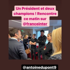 Antoine Dupont, Romain Ntamack et le président de la République, Emmanuel Macron.