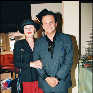 Maaïke Jansen et Roland Giraud lors de l'inauguration de la boutique Natuzzi & Natuzzi à Paris en 1998