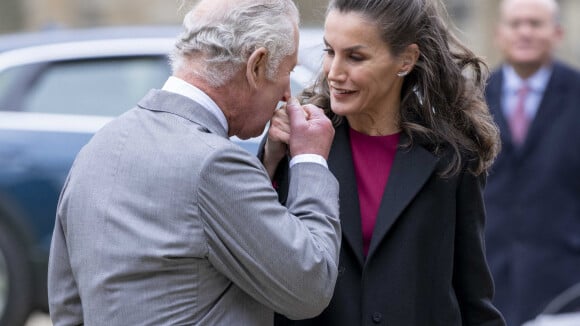 Le prince Charles baise la main de la reine Letizia d'Espagne, loin de Camilla Parker-Bowles