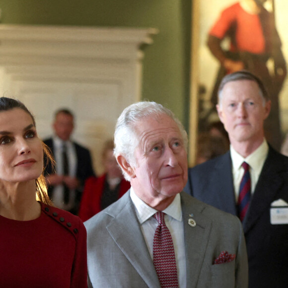 Le prince Charles, prince de Galles, et la reine Letizia d'Espagne visitent le château Auckland à Bishop Auckland, le 5 avril 2022.