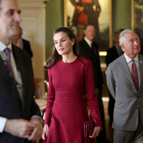 Le prince Charles, prince de Galles, et la reine Letizia d'Espagne visitent le château Auckland à Bishop Auckland, le 5 avril 2022.