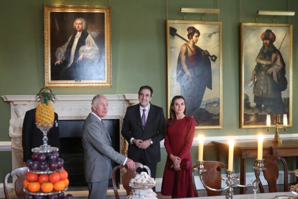 Le prince Charles, prince de Galles, et la reine Letizia d'Espagne visitent le château Auckland à Bishop Auckland, le 5 avril 2022.