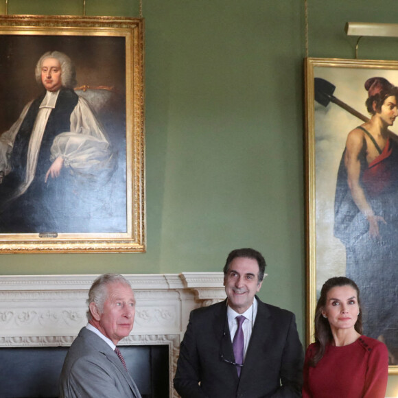 Le prince Charles, prince de Galles, et la reine Letizia d'Espagne visitent le château Auckland à Bishop Auckland, le 5 avril 2022.