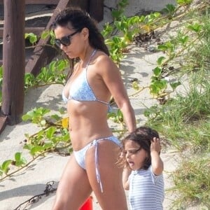 Eva Longoria, dans un bikini deux pièces bleu clair, profite du soleil mexicain pendant ses vacances avec son fils Santiago à Cabo San Lucas, Mexique, le 16 octobre 2021. Eva s'amuse avec son fils sur la plage. 