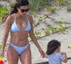 Eva Longoria, dans un bikini deux pièces bleu clair, profite du soleil mexicain pendant ses vacances avec son fils Santiago à Cabo San Lucas, Mexique, le 16 octobre 2021. Eva s'amuse avec son fils sur la plage. 