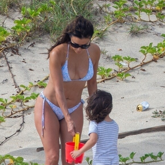 Eva Longoria, dans un bikini deux pièces bleu clair, profite du soleil mexicain pendant ses vacances avec son fils Santiago à Cabo San Lucas, Mexique, le 16 octobre 2021. Eva s'amuse avec son fils sur la plage.