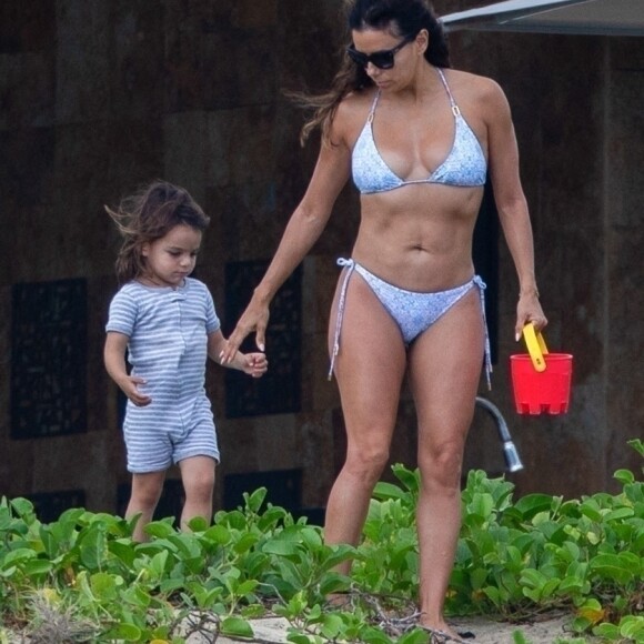 Eva Longoria, dans un bikini deux pièces bleu clair, profite du soleil mexicain pendant ses vacances avec son fils Santiago à Cabo San Lucas, Mexique, le 16 octobre 2021. Eva s'amuse avec son fils sur la plage.