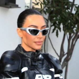 Kim Kardashian quitte la soirée de la boutique Revolve à Los Angeles le 3 mars 2022. 