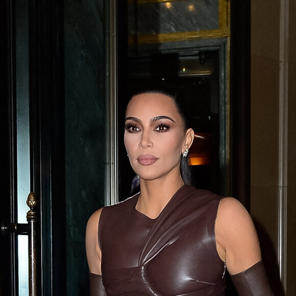 Kim Kardashian à la sortie de l'hôtel "Ritz-Carlton" à New York, le 1er novembre 2021. 