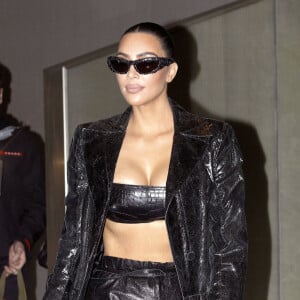 Kim Kardashian, habillée en Parada Vintage, à la sortie de son hôtel à Milan, lors de la fashion week, pour aller faire du shopping. Le 24 février 2022 