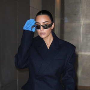 Kim Kardashian, habillée en Prada, quitte son hôtel à Milan, lors de la fashion week, pour se rendre à un dîner organisé par Miuccia Prada et Raf Simons. Le 24 février 2022 
