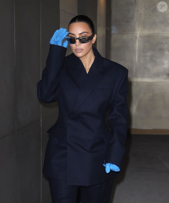 Kim Kardashian, habillée en Prada, quitte son hôtel à Milan, lors de la fashion week, pour se rendre à un dîner organisé par Miuccia Prada et Raf Simons. Le 24 février 2022 